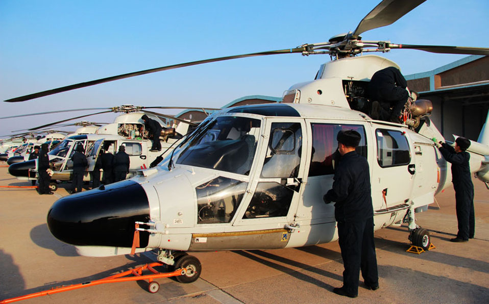 Carrier-based aircraft unit conducts flight training