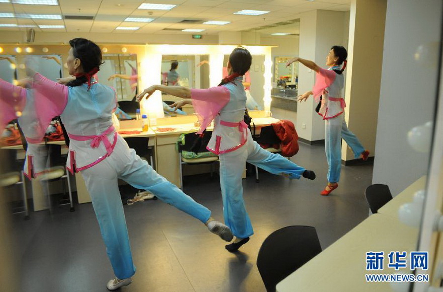 Three aged ladies practice dancing in the dressing room in the National Grand Theater on Jan. 15, 2013. (Photo/Xinhua)