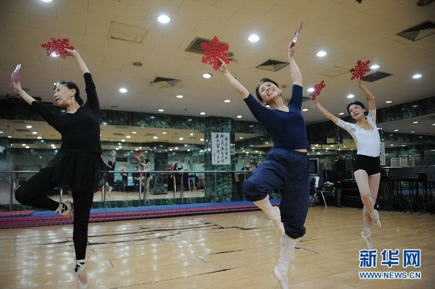 Three aged ladies practice dancing in the community service center on Jan. 14, 2013 (Photo/Xinhua)