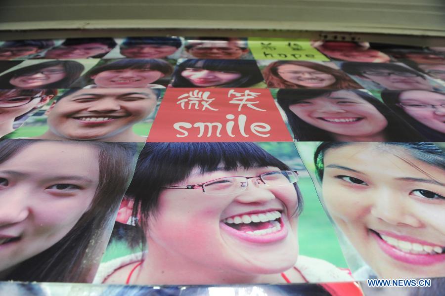 Photo taken on Jan. 18, 2013 shows a wall of smiling faces of students in Liaocheng University in Liaocheng, east China's Shandong Province. (Xinhua) 