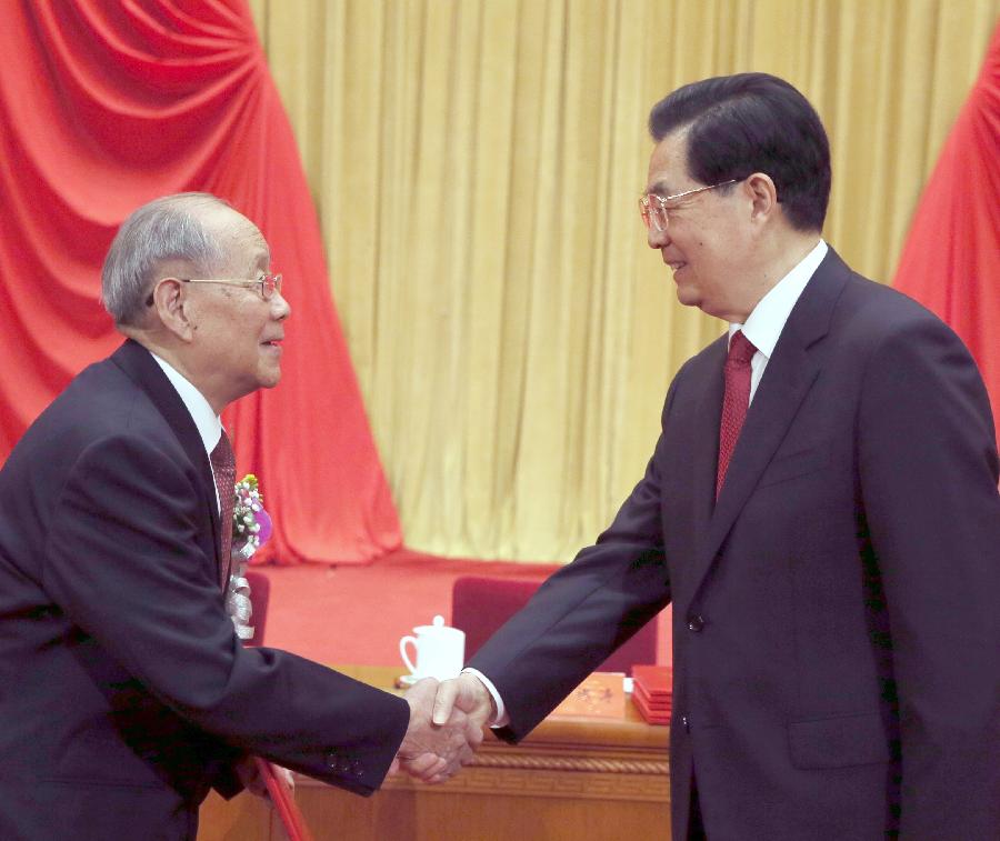 Chinese President Hu Jintao (R) shakes hands with explosions expert Zheng Zhemin in the awarding ceremony of the State Scientific and Technological Award in Beijing, capital of China, Jan. 18, 2013. Zheng, 88, who is member of both the Chinese Academy of Sciences and the Chinese Academy of Engineering (CAE), won China's top science award on Friday. (Xinhua/Ju Peng) 