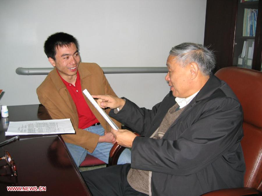 File photo taken in March, 2004 shows Wang Xiaomo (R) together with his student. Radar engineer Wang Xiaomo won China's top science award on Friday. Wang, 74, is a Chinese Academy of Engineering (CAE) member who has been engaged in the research and design of radar for the past 30 years. He is regarded as "father" of airborne warning and control systems in China. (Xinhua)