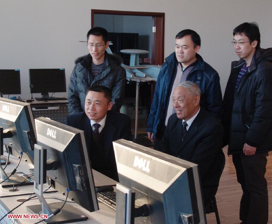 File photo taken in February, 2012 shows Wang Xiaomo (R, front) working in a data-analysis room. Radar engineer Wang Xiaomo won China's top science award on Friday. Wang, 74, is a Chinese Academy of Engineering (CAE) member who has been engaged in the research and design of radar for the past 30 years. He is regarded as "father" of airborne warning and control systems in China. (Xinhua) 
