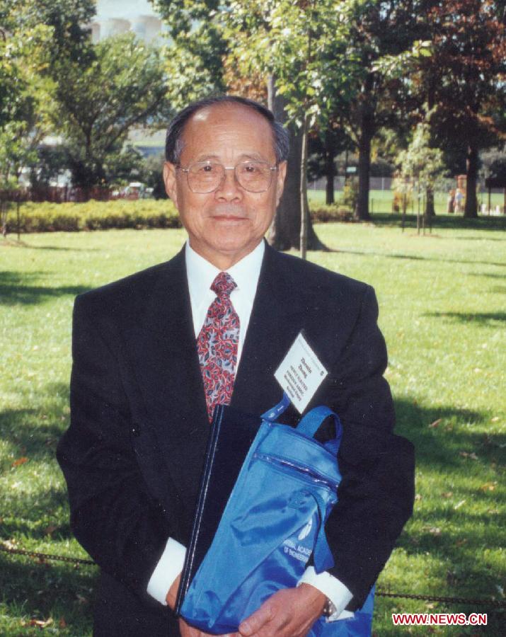 File photo taken in 1993 shows Zheng Zhemin who was in the United States to attend the annual meeting of the US National Academy of Engineering . Explosions expert Zheng Zhemin won China's top science award on Friday. Zheng, 88, is member of both the Chinese Academy of Sciences and the Chinese Academy of Engineering (CAE). Zheng has devoted himself to research in the areas of elastic mechanics, explosive processing and underground nuclear detonations. (Xinhua)