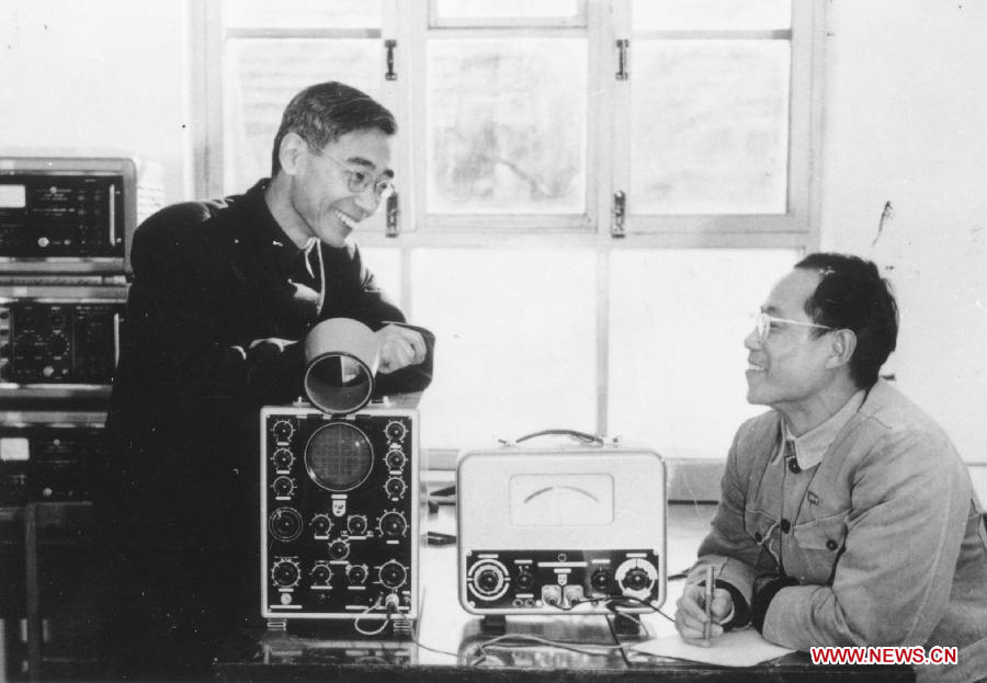 File photo taken in 1956 shows that Zheng Zhemin (R) talks with Guo Yonghuai, a famous expert on mechanics. Explosions expert Zheng Zhemin won China's top science award on Friday. Zheng, 88, is member of both the Chinese Academy of Sciences and the Chinese Academy of Engineering (CAE). Zheng has devoted himself to research in the areas of elastic mechanics, explosive processing and underground nuclear detonations. (Xinhua) 