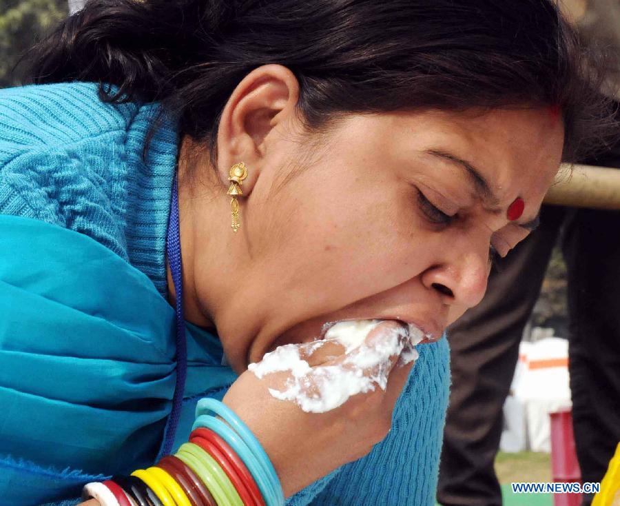 A participant eats curd during a curd eating competition in Patna, capital of Indian eastern state Bihar, Jan. 18, 2013. (Xinhua/Stringer) 