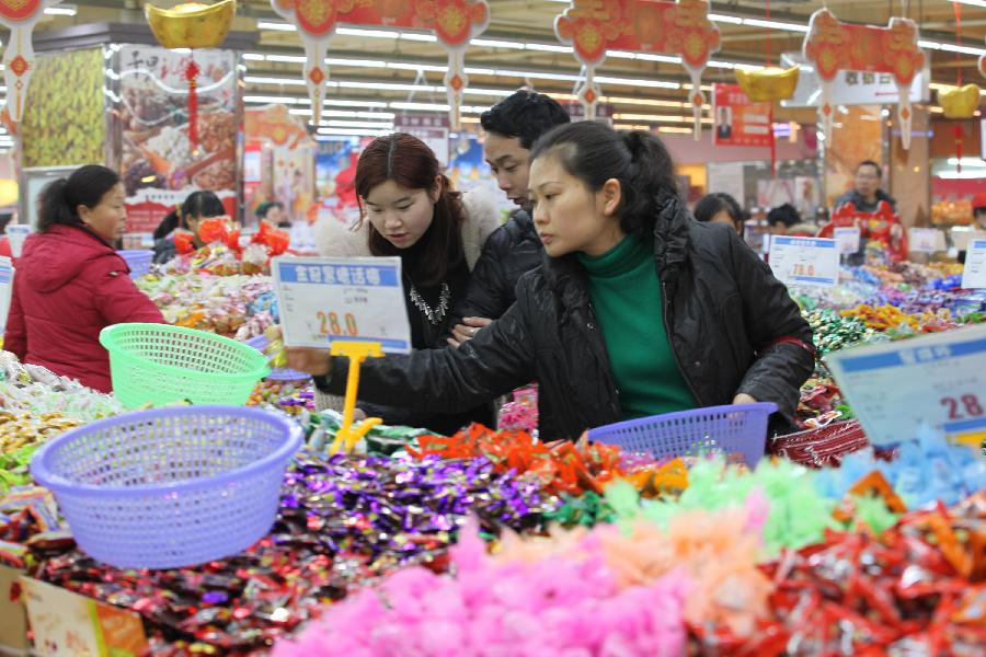 Residents shop at a supermarket in Meishan, southwest China's Sichuan Province, Jan. 19, 2013. Retailers all around the country rushed to take many kinds of sales boosting measures to attract shoppers on the occasion of  Chinese Spring Festival that falls on Feb. 10 this year. (Xinhua/Hang Xingwei) 