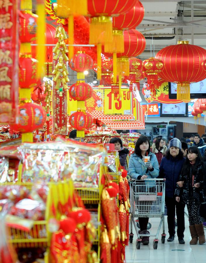 Residents shop at a supermarket in Suzhou, east China's Jiangsu Province, Jan. 19, 2013. Retailers all around the country rushed to take many kinds of sales boosting measures to attract shoppers on the occasion of Chinese Spring Festival that falls on Feb. 10 this year. (Xinhua/Hang Xingwei)