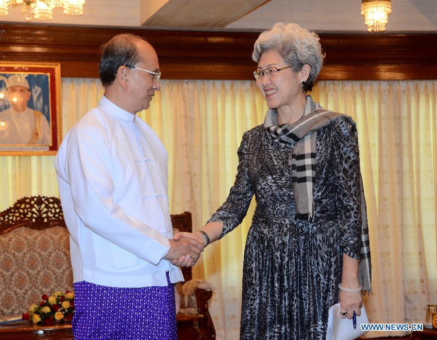 Myanmar President U Thein Sein (L) shakes hands with visiting Special Envoy of the Chinese Government Fu Ying during their meeting in Yangon, Myanmar, Jan. 19, 2013. Fu Ying, who is also Chinese vice foreign minister, arrived in Yangon on Saturday. (Xinhua/Jin Fei) 