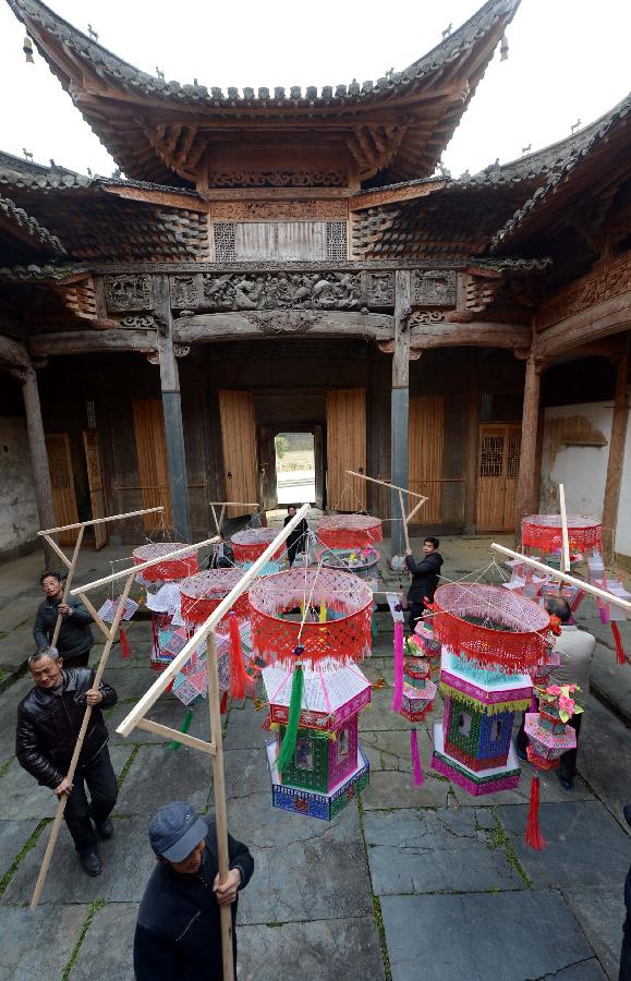 Folk artists present Xichong Lanterns in the Xichong Village of Wuyuan County, east China's Jiangxi Province, Jan. 19, 2013. Xichong Lantern, with a history of about 500 years, is regarded as the most typical lantern model in Wuyuan. (Xinhua/Song Zhenping) 