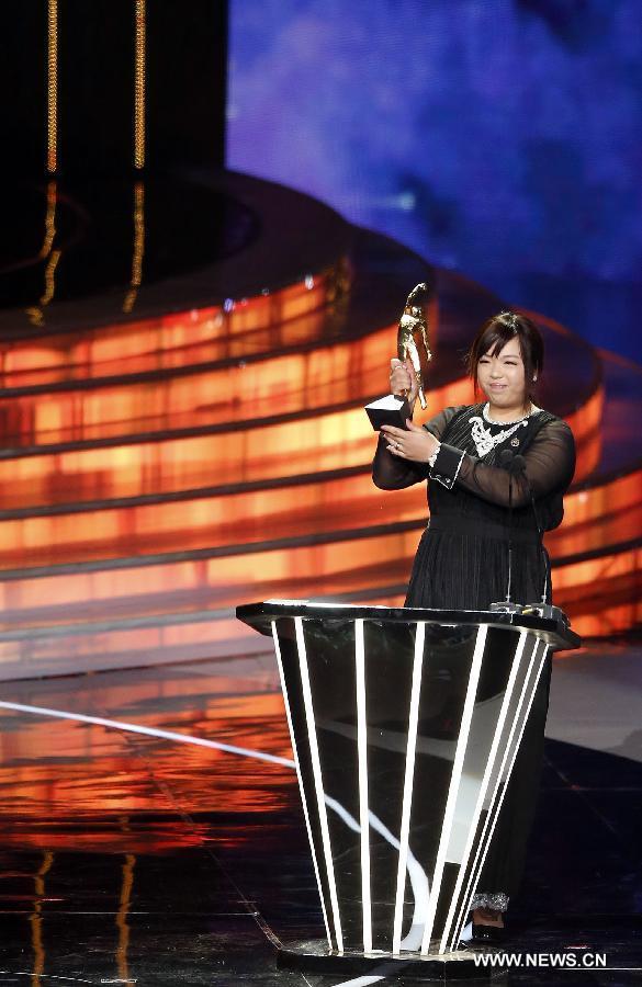 China's golf player Feng Shanshan is awarded Best non-Olympic athlete during the ceremony of 2012 CCTV Sports Personality of the year in Beijing, China, Jan. 19, 2013. (Xinhua/Bai Xuefei) 