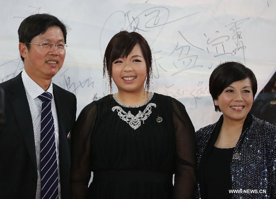 China's golf player Feng Shanshan (C) and her parents poses for picture before announcing Best Female award during the ceremony of 2012 CCTV Sports Personality of the year in Beijing, China, Jan. 19, 2013. (Xinhua/Liao Yujie) 