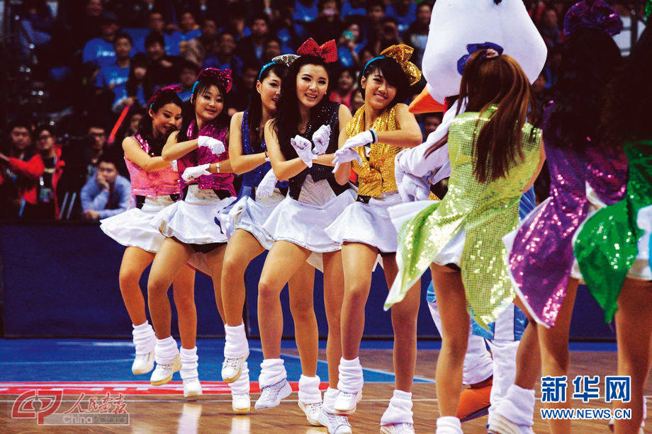 Basketball babies perform the "Gangnam style" dance during the match break on Nov. 24, 2012. (Photo/China Pictorial)