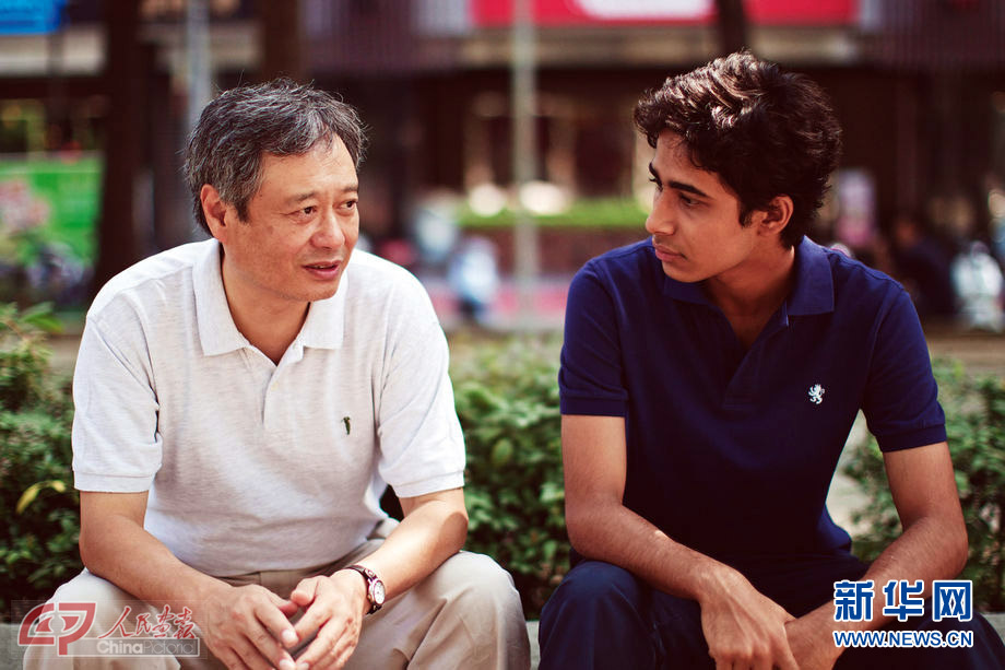 Ang Lee (left) talks with Suraj Sharma, the leading actor in the film "Life of Pi". (Photo/China Pictorial)  