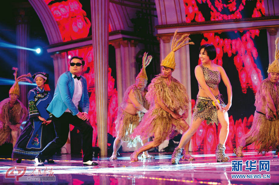 Zheng Yaping (4th left), deputy director of the Tourism Bureau of Zhangjiajie, performs the "Gangnam style" dance on stage. (Photo/China Pictorial)