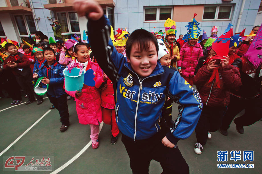 Hundreds of students perform the "Gangnam style" dance to welcome the New Year on the playground of Jinan Baotu Primary School in Shandong on Dec.18, 2012. (Photo/China Pictorial)  