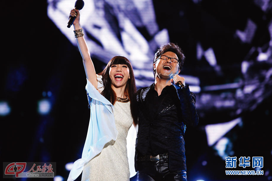 Momo Wu (left) wins the run-up of the famous TV show "the Voice of China". Her special rock-and-roll style earned the support of audience. (Photo/China Pictorial)