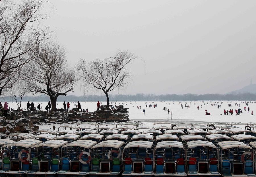 Tourists enjoy the snow scenery at the Summer Palace in Beijing, capital of China, Jan. 20, 2013. (Xinhua/Wang Mingli) 