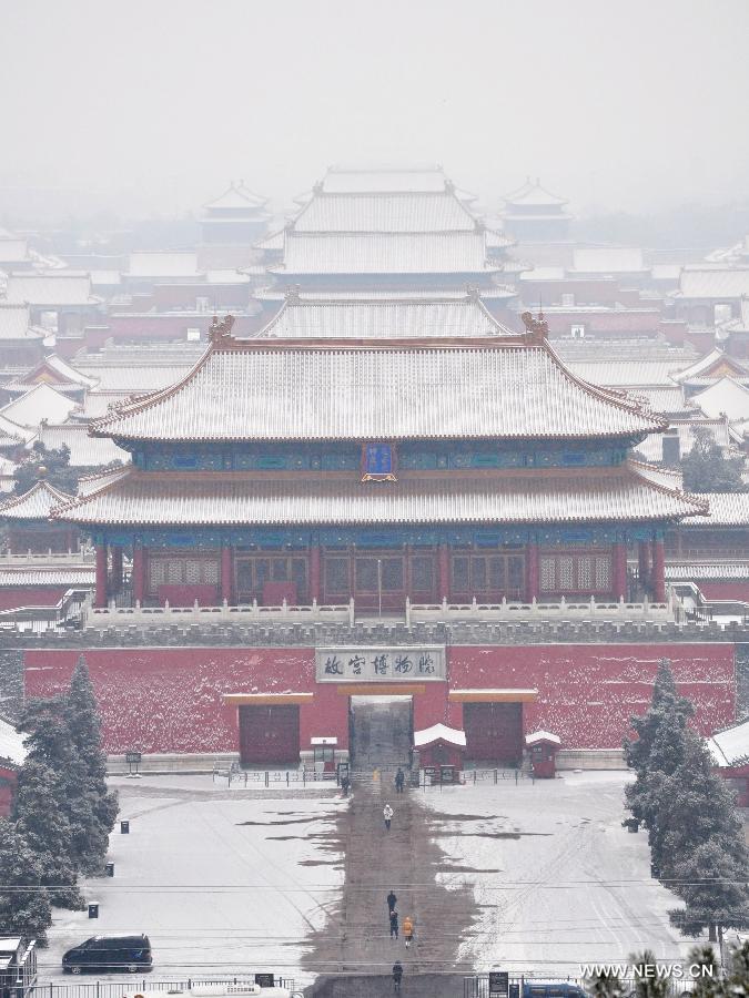 Photo taken on Jan. 20, 2013 shows the snow-covered Palace Museum, also known as the Forbidden City, in Beijing, capital of China. A snow hit the capital city on Sunday. (Xinhua/Wang Junfeng)