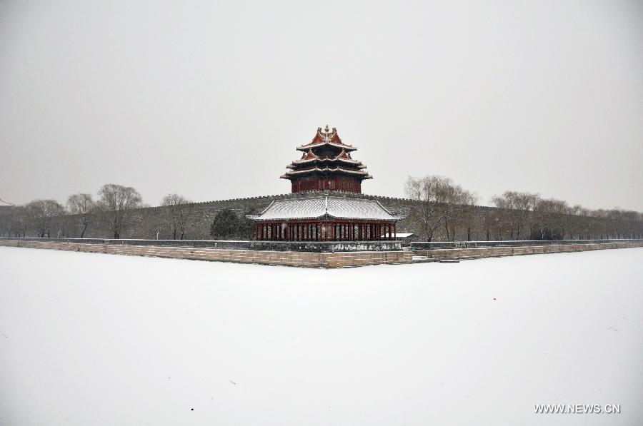 Photo taken on Jan. 20, 2013 shows a snow-covered watchtower of the Palace Museum, also known as the Forbidden City, in Beijing, capital of China. A snow hit the capital city on Sunday. (Xinhua/Wang Junfeng) 