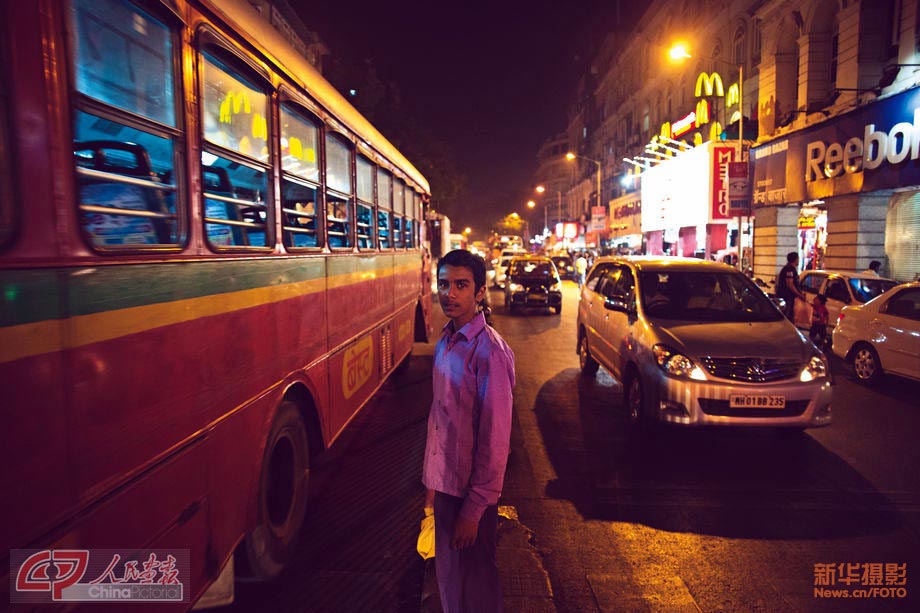 Photo shows a young man waiting to cross the street. (Chinapictorial/ Duan Wei)