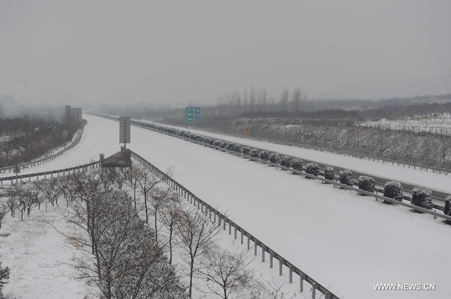 The closed Beijing-Kunming Expressway is covered with snow in Tangxian County, north China's Hebei Province, Jan. 20, 2013. Snow fell in most parts of Hebei Province on Jan. 19 evening and 19 expressways in the province have been closed. (Xinhua/Zhu Xudong) 