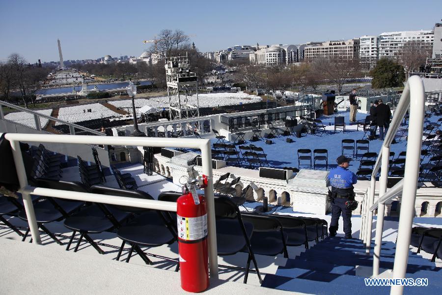 A policeman stands guard at the U.S. Capitol during preparations for U.S. President Barack Obama's second inauguration in Washington D.C., the United States, Jan. 20, 2013. An estimated 800,000 people may attend Monday's inauguration ceremony and parade. (Xinhua/Fang Zhe) 