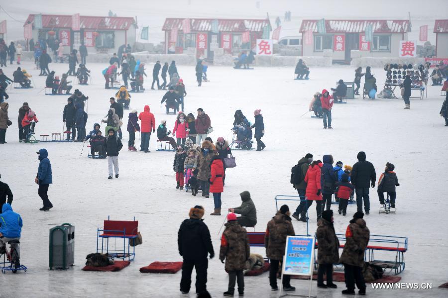 People enjoy the snow and ice activities on the frozen Songhuajiang River in Harbin, capital of northeast China's Heilongjiang Province, Jan. 20, 2013. The temperature rise in Harbin enabled citizens to play with snow and ice in the outdoors. (Xinhua/Wang Kai)  