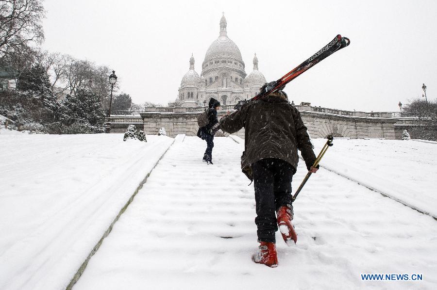 A man prepares to ski near Montmartre in Paris, capital of France, Jan. 20, 2013. Heavy snowfall hit most parts of France since Jan. 18, affecting its traffic and power supply. (Xinhua/Etienne Laurent) 