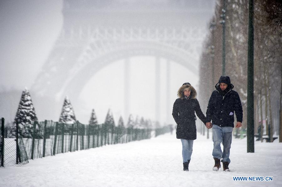 People walk in snow in Paris, capital of France, Jan. 20, 2013. Heavy snowfall hit most parts of France since Jan. 18, affecting its traffic and power supply. (Xinhua/Etienne Laurent) 