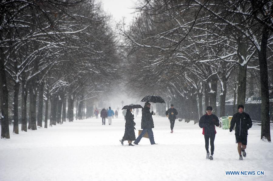 People walk in snow in Paris, capital of France, Jan. 20, 2013. Heavy snowfall hit most parts of France since Jan. 18, affecting its traffic and power supply. (Xinhua/Etienne Laurent) 