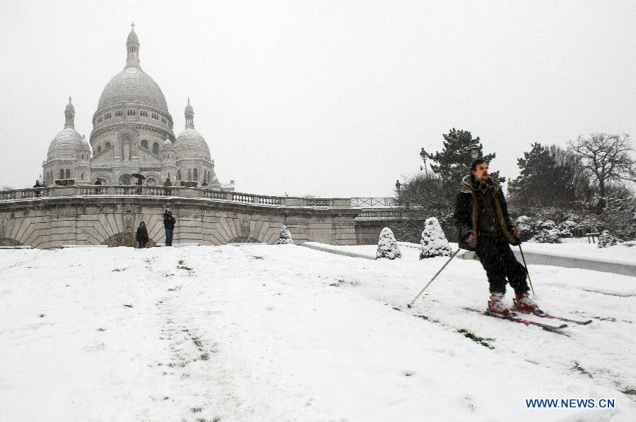 A man goes skiing near Montmartre in Paris, capital of France, Jan. 20, 2013. Heavy snowfall hit most parts of France since Jan. 18, affecting its traffic and power supply. (Xinhua/Etienne Laurent) 