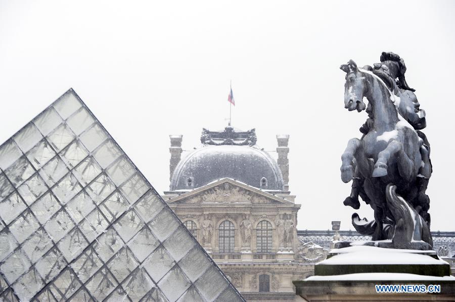 The photo taken on Jan. 20, 2013 shows the Louvre Musuem in snow in Paris, capital of France, Jan. 20, 2013. Heavy snowfall hit most parts of France since Jan. 18, affecting its traffic and power supply. (Xinhua/Etienne Laurent) 