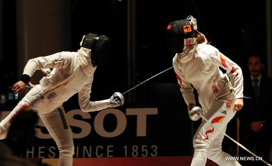 Ana Maria Branza (L) of Romania competes during the women's epee final against Xu Anqi of China at the Grand Prix of Qatar in Doha, Jan. 20, 2013. Xu Anqi won 15-11 and claimed the title. (Xinhua/Chen Shaojin) 