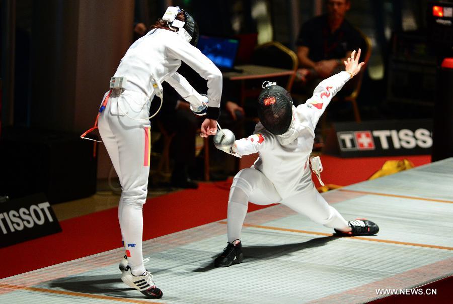 Xu Anqi (R) of China competes during the women's epee final against Ana Maria Branza of Romania at the Grand Prix of Qatar in Doha, Jan. 20, 2013. Xu Anqi won 15-11 and claimed the title. (Xinhua/Chen Shaojin) 