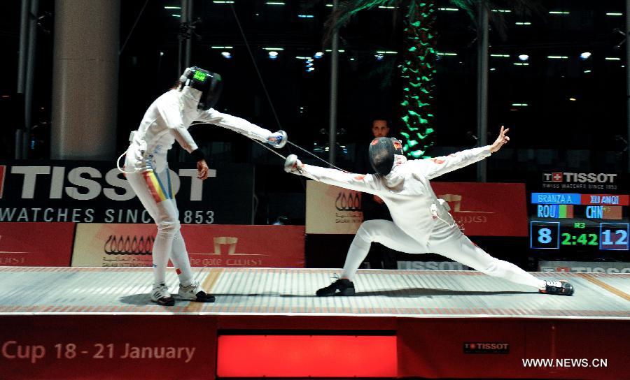 Xu Anqi (R) of China competes during the women's epee final against Ana Maria Branza of Romania at the Grand Prix of Qatar in Doha, Jan. 20, 2013. Xu Anqi won 15-11 and claimed the title. (Xinhua/Chen Shaojin) 