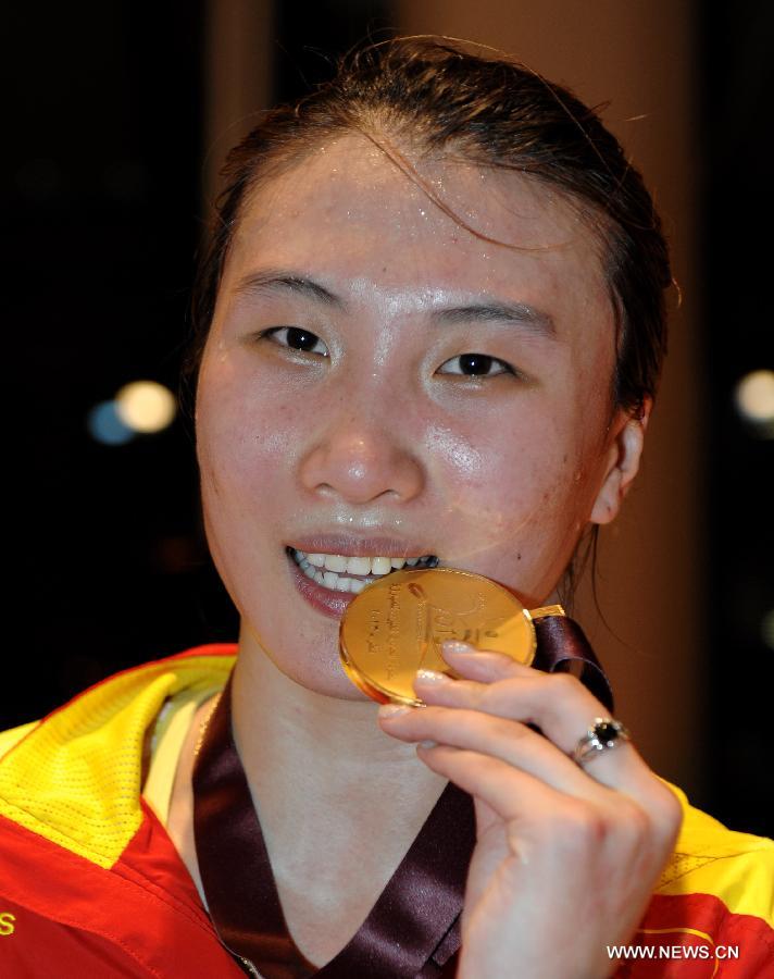 Gold medalist Xu Anqi of China poses after the awarding ceremony for the women's epee at the Grand Prix of Qatar in Doha, Jan. 20, 2013. (Xinhua/Chen Shaojin) 