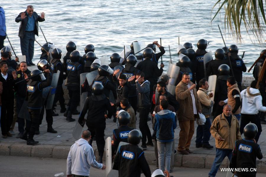 Protesters confront with the police during clashes in the coastal city of Alexandria, Egypt, on Jan. 20, 2013. Police and protesters clashed here on Sunday after the presiding judge investigating the killing of protesters in Egypt's 2011 uprising returned the case. (Xinhua/STR)