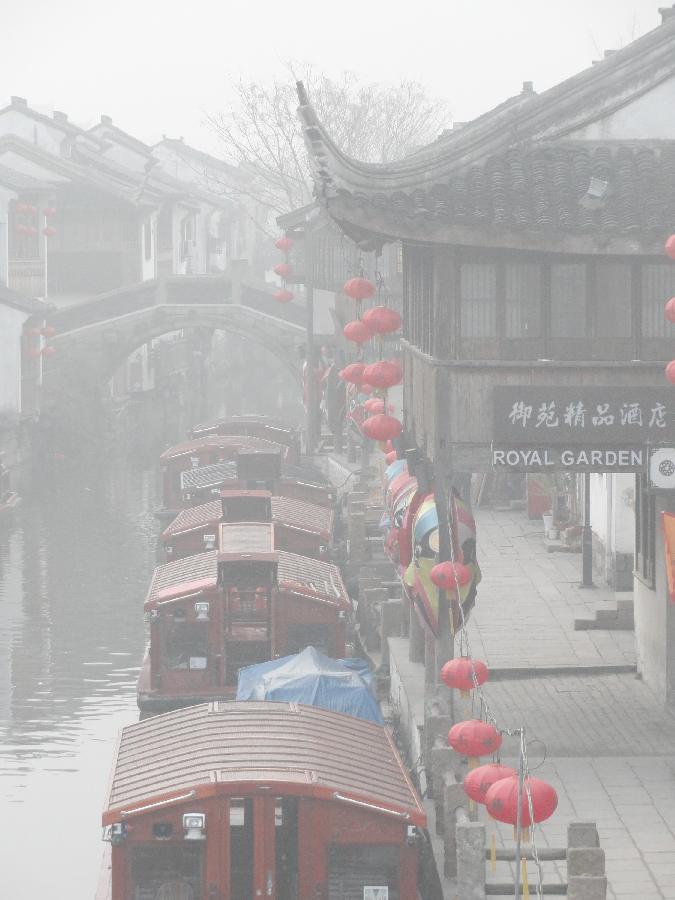 Photo taken on Jan. 21, 2013 shows the fog-shrouded Shantang Street, a famous water alley, in Suzhou, east China's Jiangsu Province. (Xinhua/Wang Jiankang) 