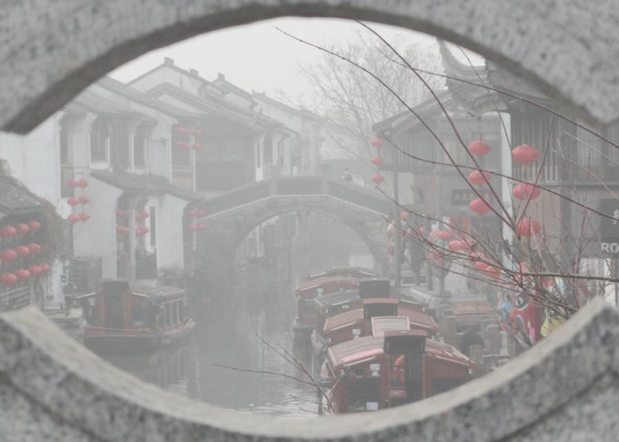 Photo taken on Jan. 21, 2013 shows the fog-shrouded Shantang Street, a famous water alley, in Suzhou, east China's Jiangsu Province. (Xinhua/Wang Jiankang) 