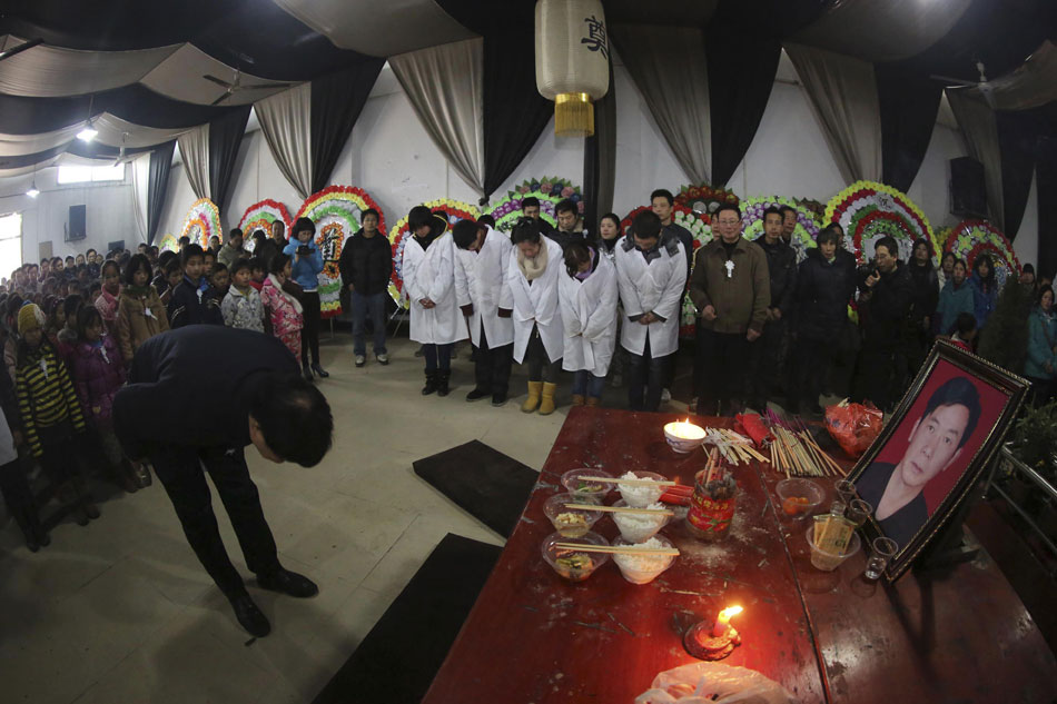 Thousands of people come to mourn and bid farewell to Yang Jianyi, who was killed for protecting his student and is honored as “the most beautiful headmaster” in Xinhua county, Hunan province, Jan. 17. (Xinhua/Guo Guoquan)