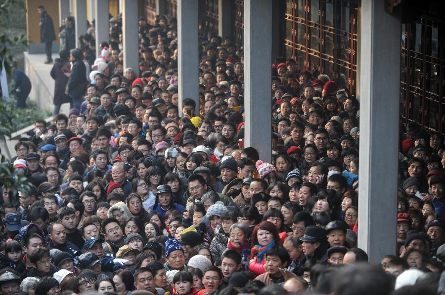 The Lingyin Temple is crammed with people who swarm to get free Laba porridge in Hangzhou, capital of east China's Zhejiang Province. The Lingyin Temple distributed porridge for free on Jan. 19, the eighth day of the 12th lunar month or the day of Laba Festival. This charitable act, however, attracted numerous people and caused transitory disorder. No people got injured. (Xinhua/Huang Zongzhi)
