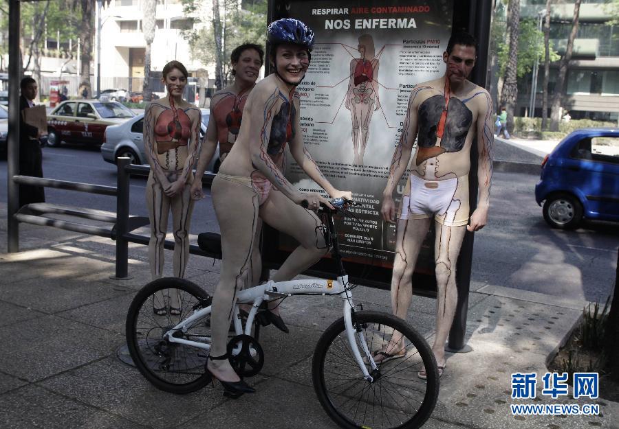 Four cyclists pose with their body painted to protest against the air pollution caused by automobile exhaust on the Paseo de la Reforma (street of reform) in Mexico city, Mexico, Jan. 16, 2013. The poster behind them illustrated the influence of polluted air on human organs. (Xinhua/Reuters)