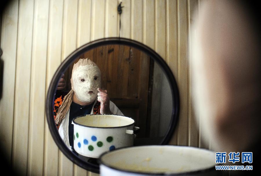 A local people wears mask to get prepared for a carnival in a village near Coplay, capital of Macedonia, Jan. 13, 2013.(Xinhua/Reuters)