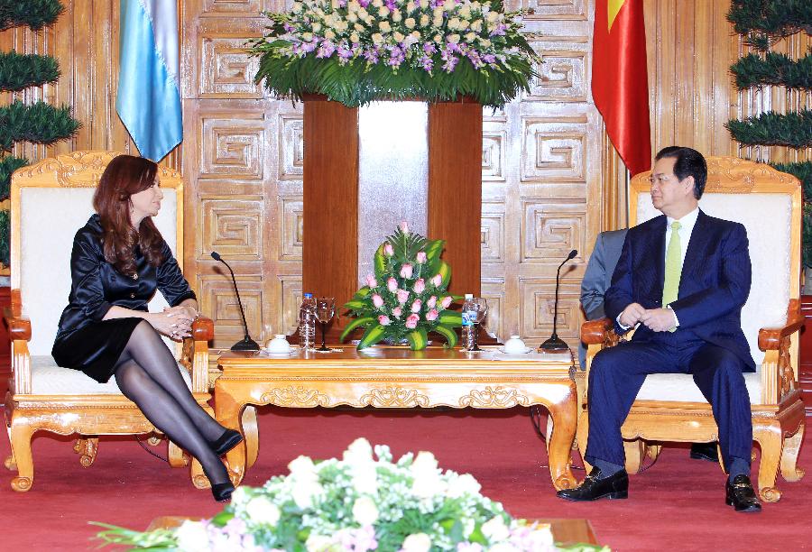 Vietnamese Prime Minister Nguyen Tan Dung (R) meets with visiting Argentine President Cristina Fernandez de Kirchner in Hanoi, capital of Vietnam, Jan. 21, 2013. (Xinhua/VNA) 