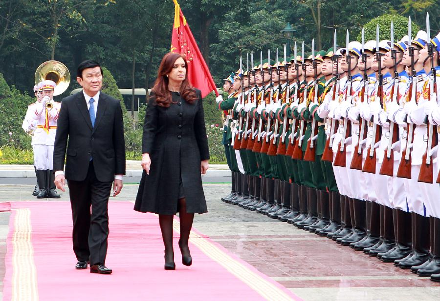 Vietnamese President Truong Tan Sang (L) and visiting Argentine President Cristina Fernandez de Kirchner inspect the guard of honour in Hanoi, capital of Vietnam, Jan. 21, 2013.(Xinhua/VNA) 