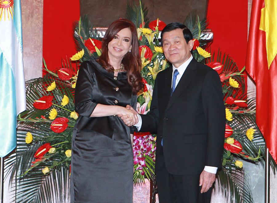 Vietnamese President Truong Tan Sang (R) shakes hands with visiting Argentine President Cristina Fernandez de Kirchner in Hanoi, capital of Vietnam, Jan. 21, 2013. (Xinhua/VNA) 