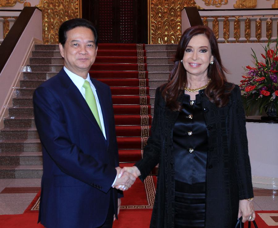 Vietnamese Prime Minister Nguyen Tan Dung (L) shakes hands with visiting Argentine President Cristina Fernandez de Kirchner during a meeting at the Presidential Palace in Hanoi, capital of Vietnam, Jan. 21, 2013. (Xinhua/VNA) 