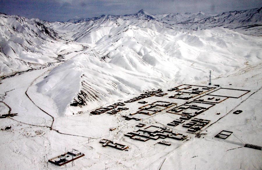 Photo taken on Jan. 21, 2013 shows the snow scenery of Yumen City, northwest China's Gansu Province. (Xinhua/Wan Zongping) 