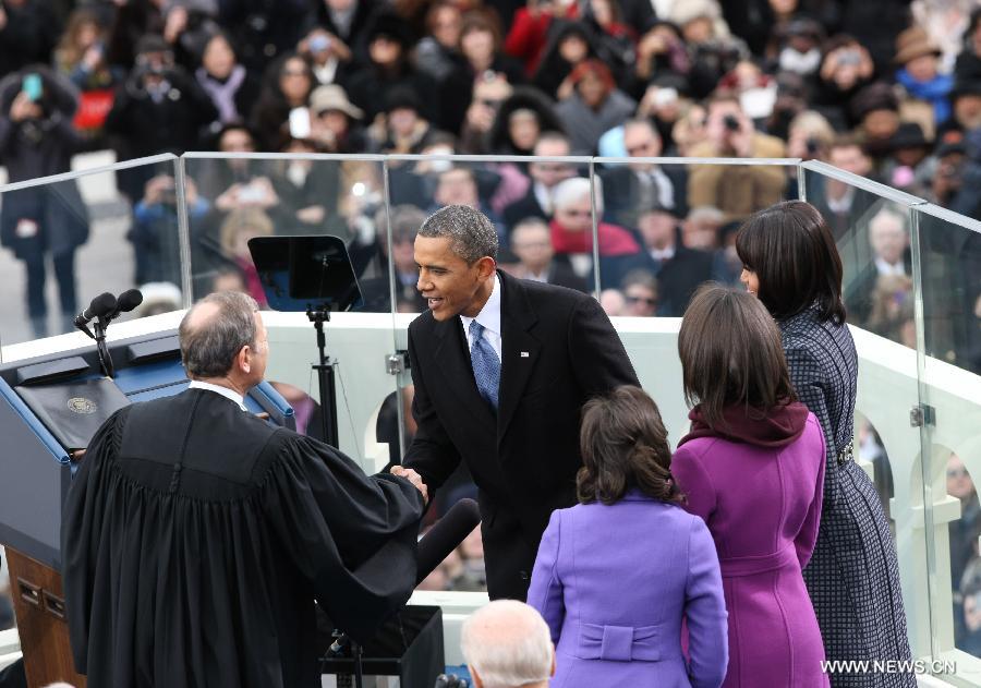 U.S. President Barack Obama (C) shakes hands with Supreme Court Chief Justice John Roberts after he was sworn in for his second term during the presidential inauguration ceremony on the West Front of the U.S. Capitol in Washington D.C., the United States, on Jan. 21, 2013. (Xinhua/Fang Zhe) 